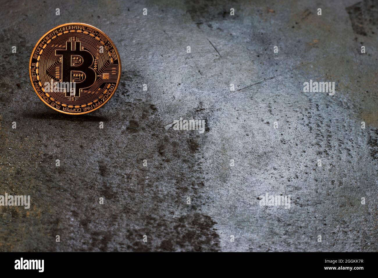 Logo Bitcoin pièce de monnaie sur fond métallique rouillé Banque D'Images