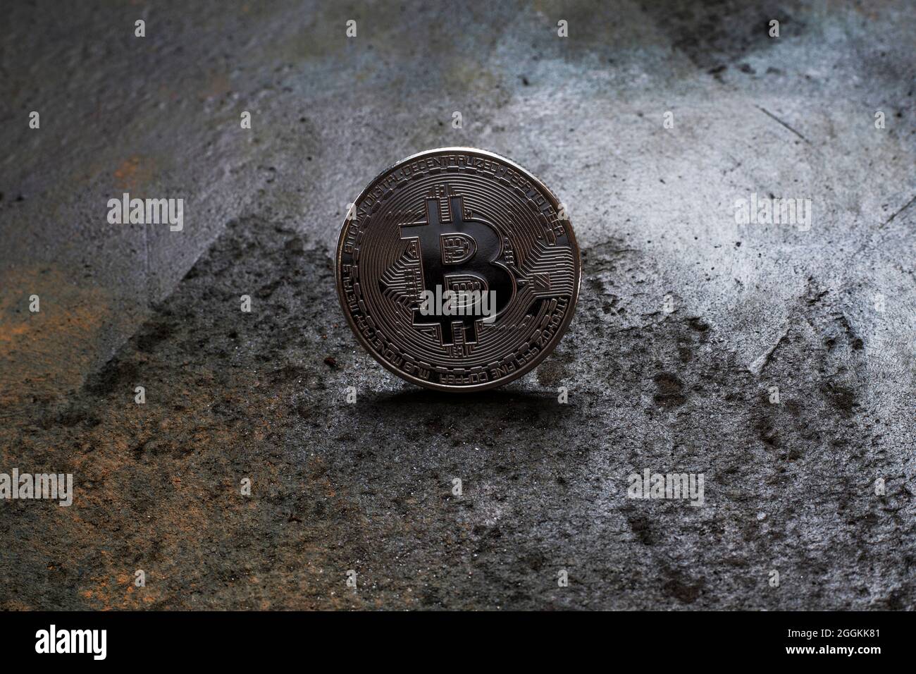 Logo Bitcoin pièce de monnaie sur fond métallique rouillé Banque D'Images