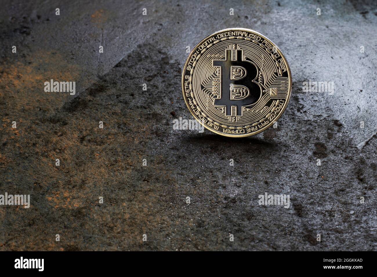 Logo Bitcoin pièce de monnaie sur fond métallique rouillé Banque D'Images