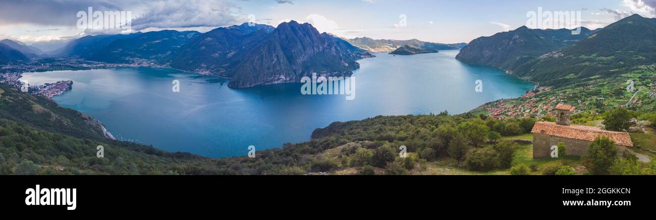 Vue aérienne du lac d'Iseo depuis la colline de San Defendente, province de Bergame, quartier Lombardie, Italie Banque D'Images