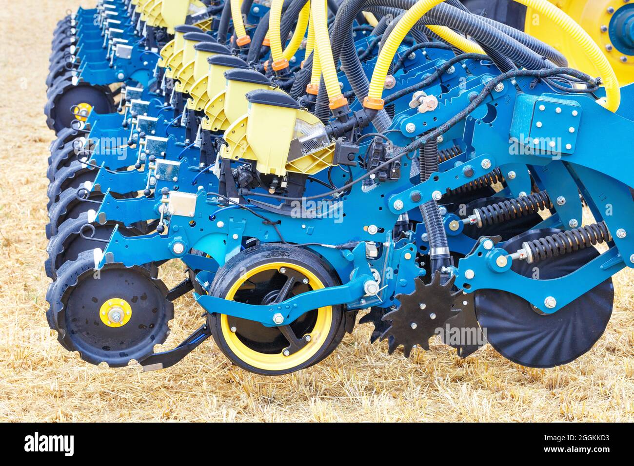 Semoir multirang bleu moderne, roues, tuyaux de distribution et mécanismes  de travail du semoir pneumatique agricole. Copier l'espace Photo Stock -  Alamy