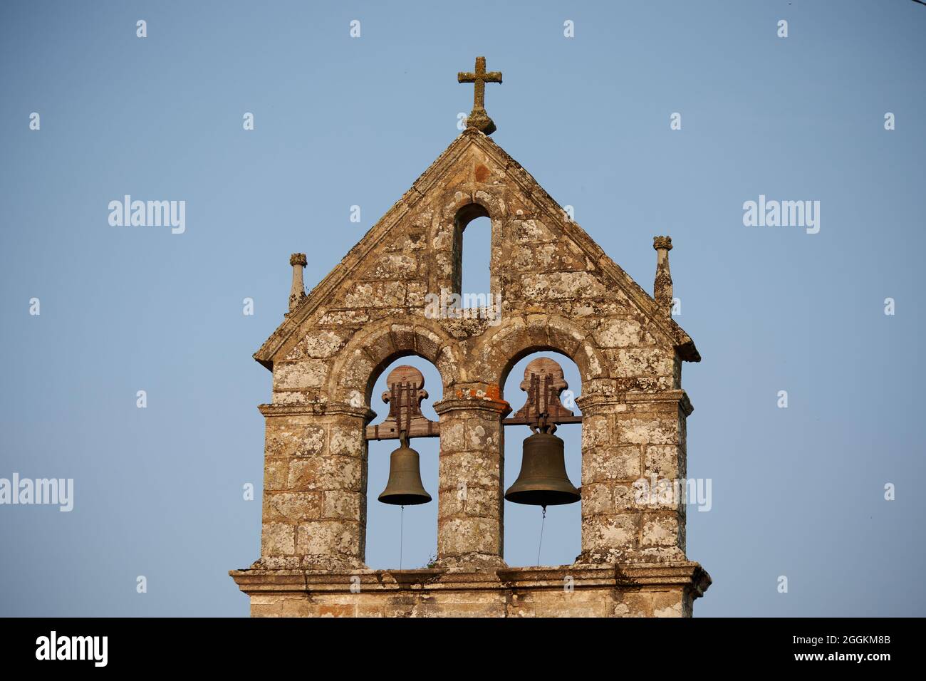 petit clocher avec une cloche d'une église de campagne Banque D'Images