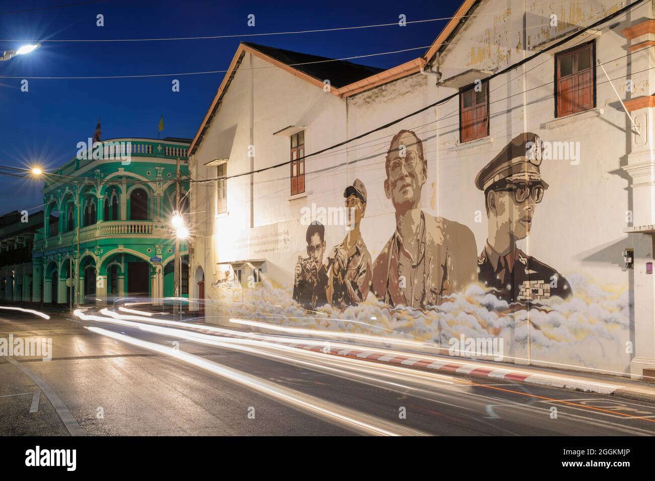 Art de rue avec roi thaïlandais, architecture coloniale portugaise dans la vieille ville de Phuket, Phuket, Thaïlande Banque D'Images
