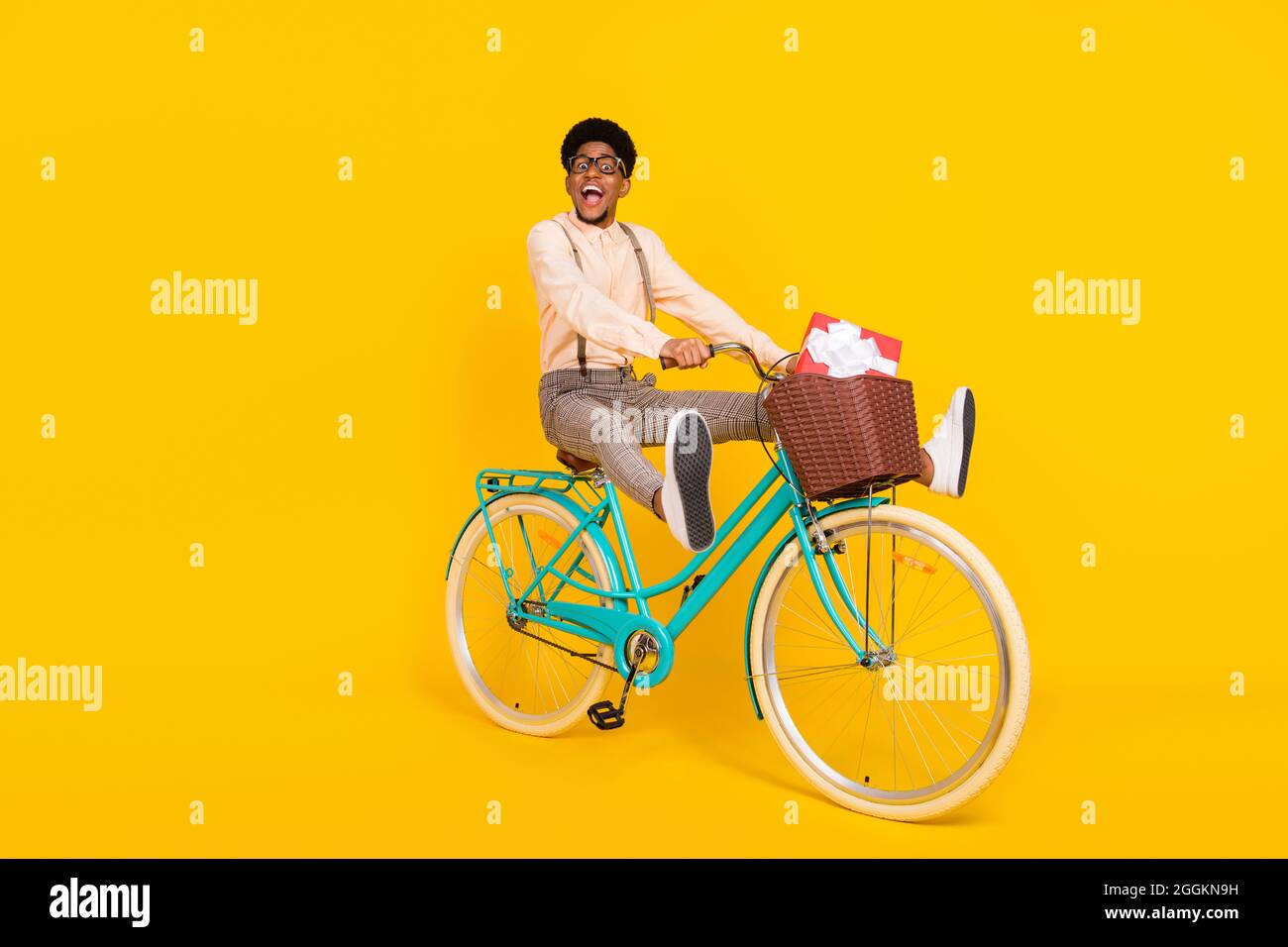 Photo de drôles coursier geek mec Ride vélo livrer présente boîte porte  bretelles chemise isolé couleur jaune arrière-plan Photo Stock - Alamy