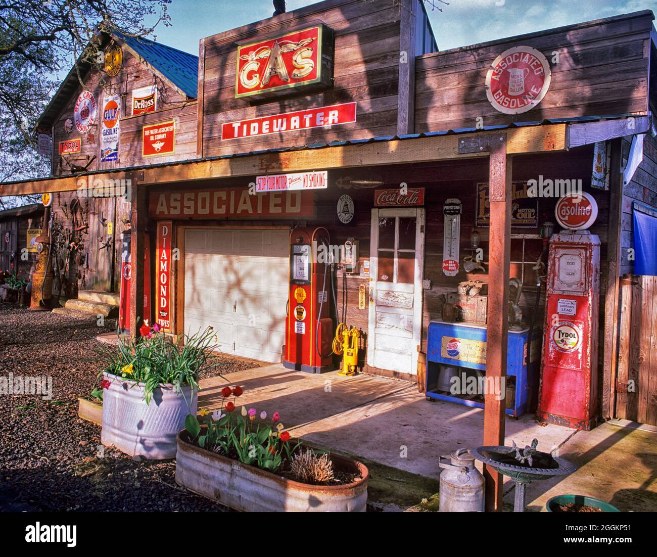 Magasin d'antiquités, garage et station-service devant. Près de Monroe, Oregon Banque D'Images