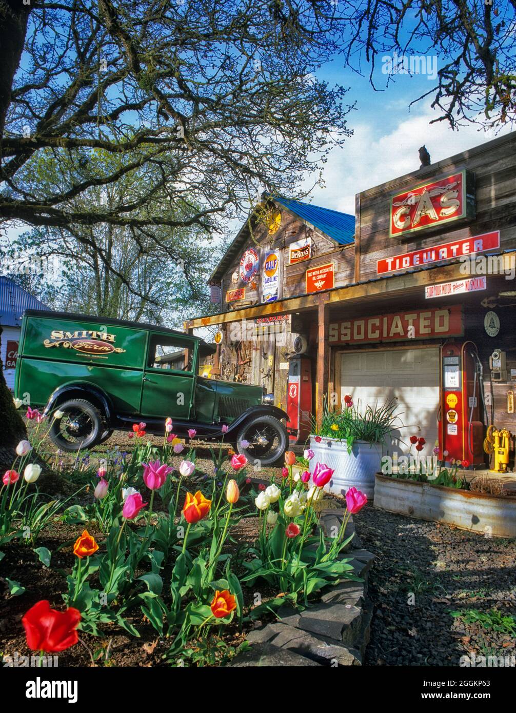 Modéliser Une fourgonnette Ford à la station-service antique et à l'avant du magasin. Près de Monroe, Oregon Banque D'Images