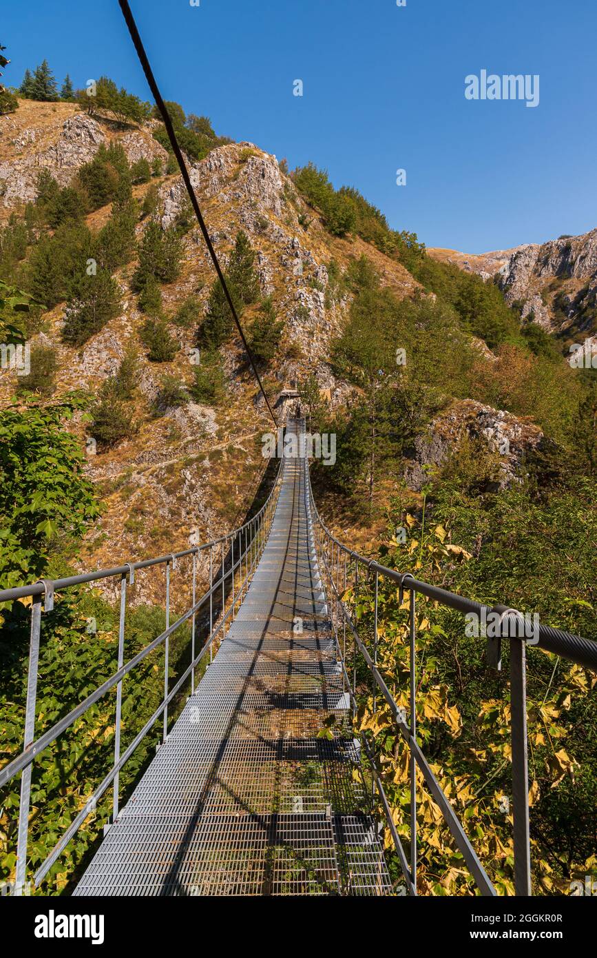 Un pont métallique suspendu dans les airs, de 234 mètres de long et atteignant 140 mètres au-dessus du niveau du sol, a été installé près du château de Roccamandolfi pour Banque D'Images