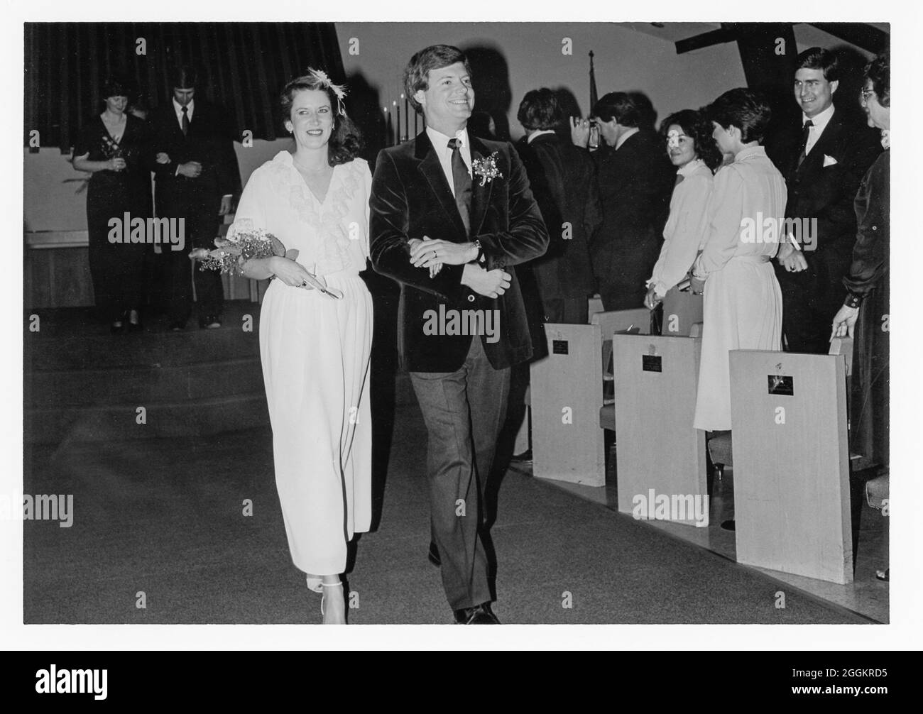 1981, Bride et Groom marchant dans l'allée après avoir échangé des voeux, Santa Rosa, CA Banque D'Images