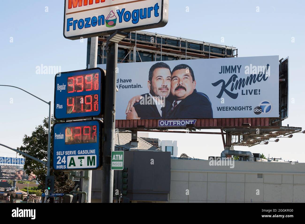 Panneaux publicitaires faisant la promotion du spectacle Jimmy Kimmel sur le Sunset Strip vers 2020. Banque D'Images