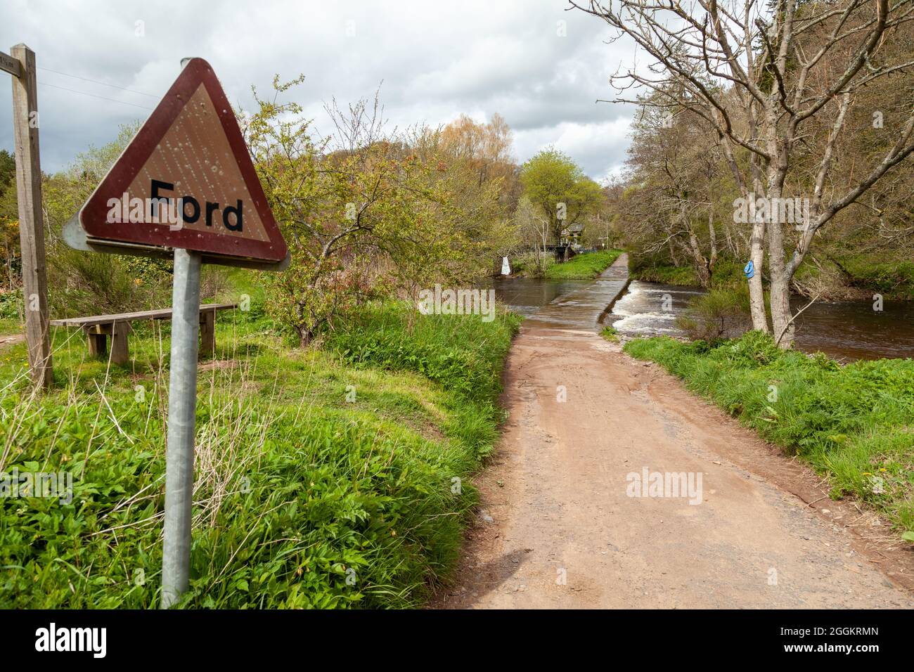 Traversez la rivière à Abbey St Bathans en Écosse Banque D'Images