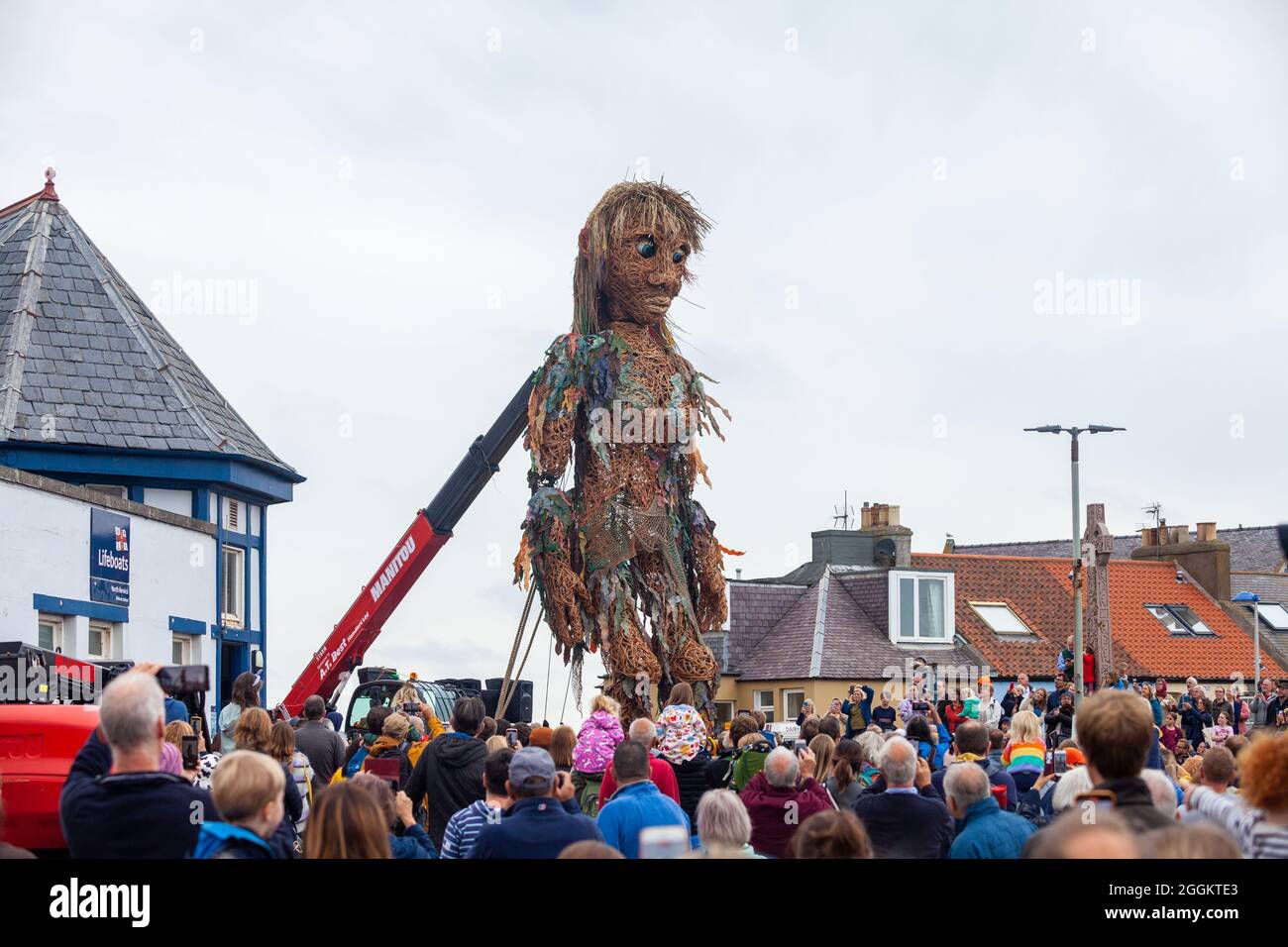 Une marionnette géante nommée Storm a fait des spectateurs alors qu'elle se rendait sur le front de mer de North Berwick Banque D'Images