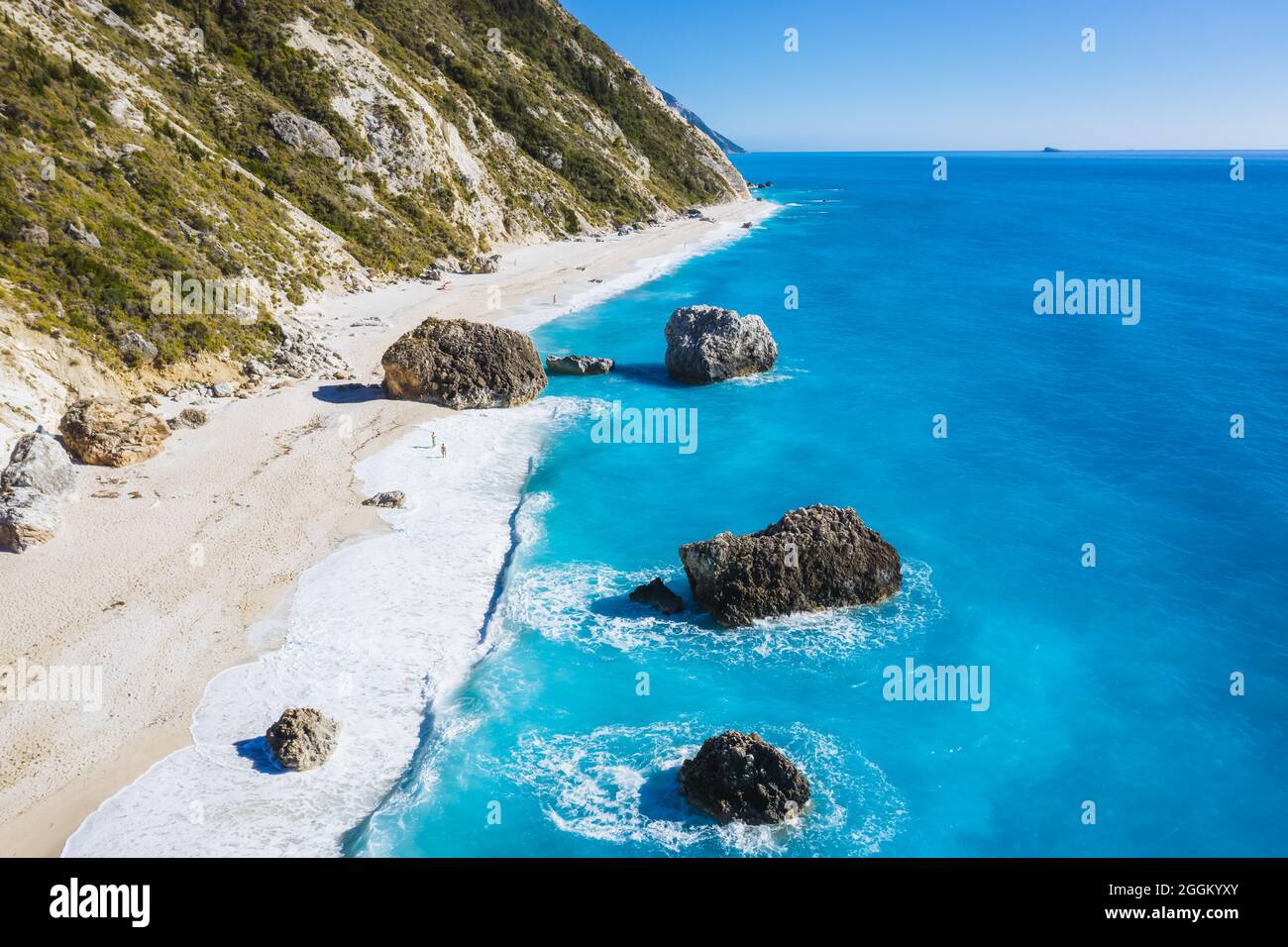Vue aérienne de la plage de Kalamitsi avec de grands rochers en bleu turquoise de la mer Ionienne, île de Lefkada, Grèce, Banque D'Images