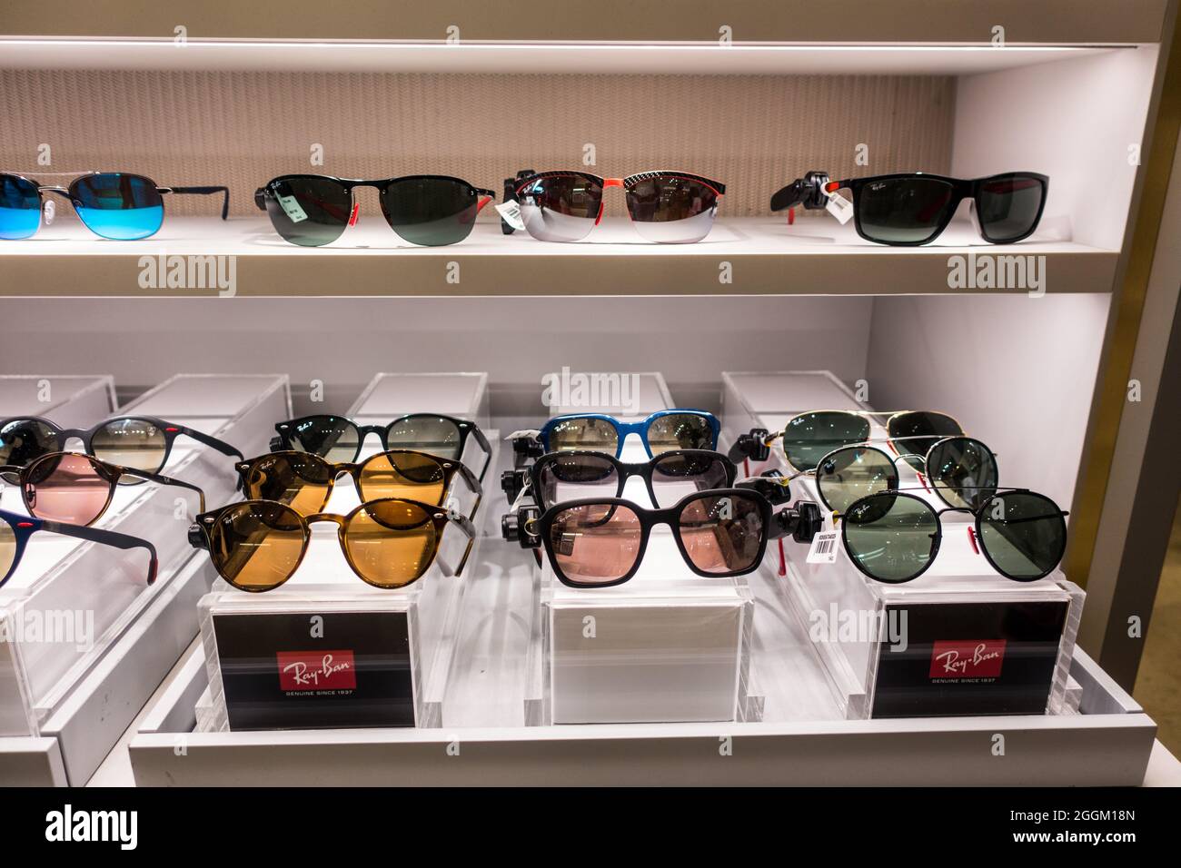 Lunettes de soleil rayban en magasin dans le centre commercial de Manchester Banque D'Images