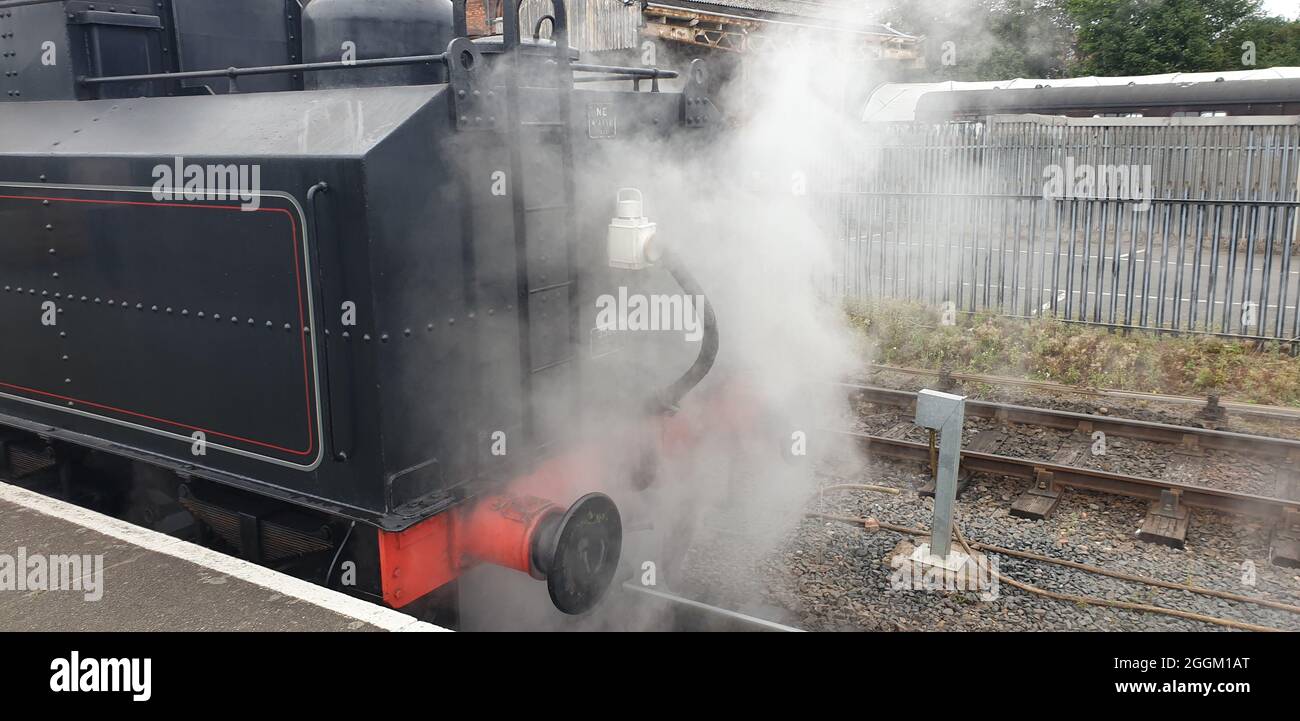 Train à vapeur et Pullman Carriages, Angleterre, Royaume-Uni. 29,08,21 train à vapeur nostalgique dans la gare Banque D'Images