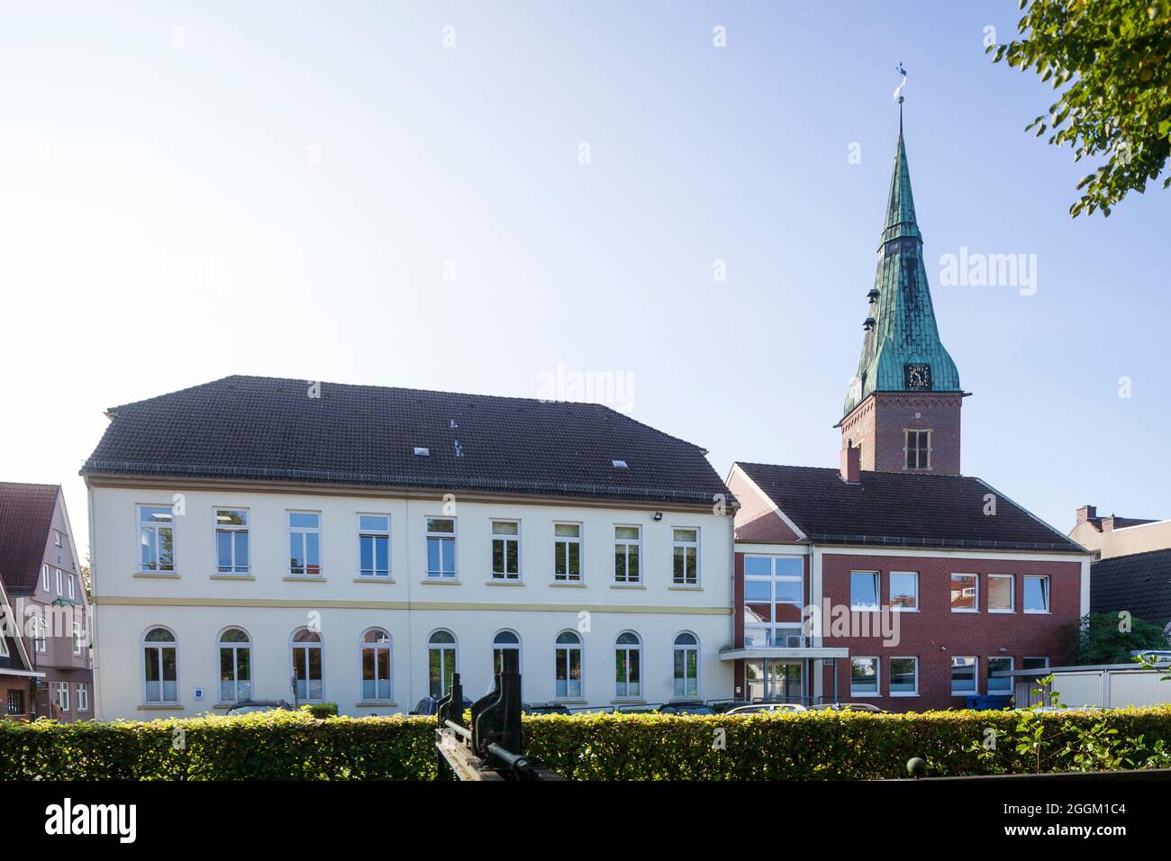 Maisons avec église de ville, Delmenhorst, Basse-Saxe, Allemagne, Europe Banque D'Images