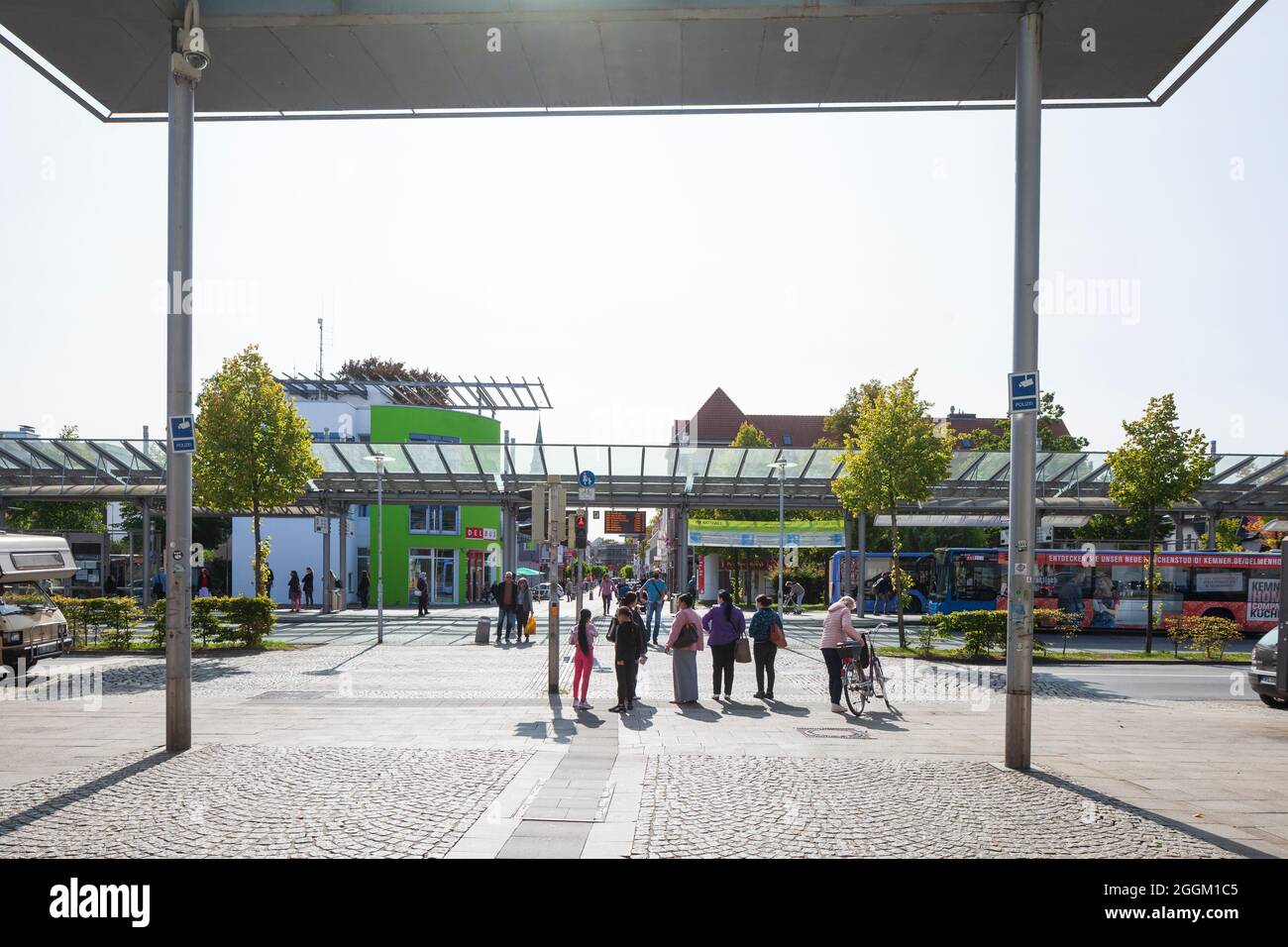 Gare routière, rue commerçante Bahnhofstrasse, Delmenhorst, Basse-Saxe, Allemagne, Europe Banque D'Images