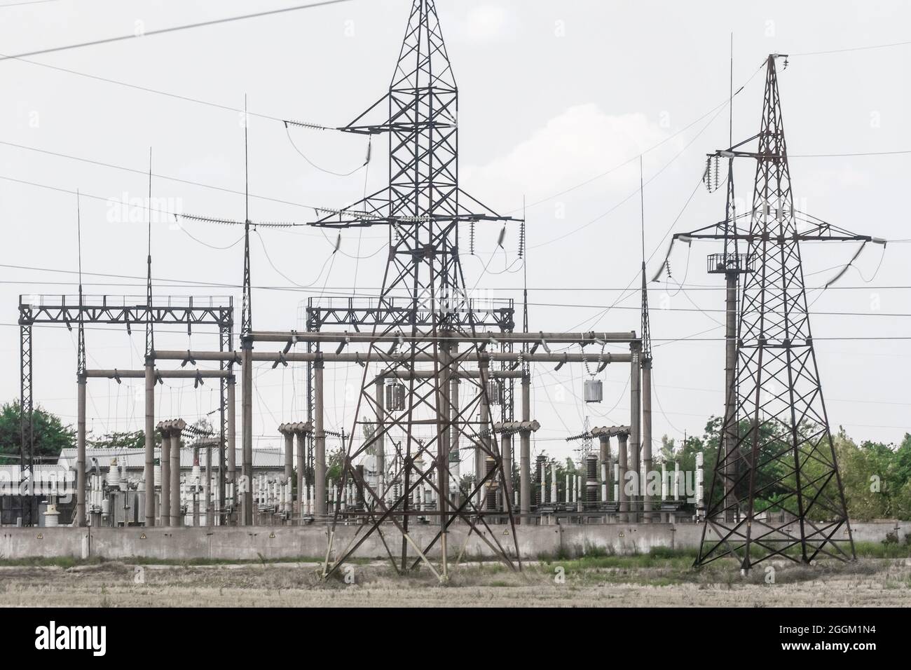 Énergie de ligne haute tension au niveau de la sous-station. Banque D'Images