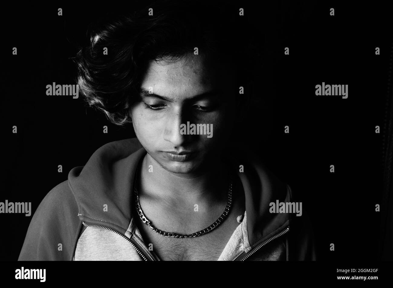 Photo en niveaux de gris du visage sérieux d'un jeune Indien Banque D'Images