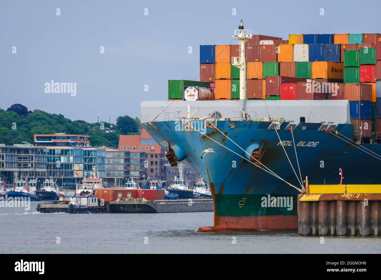 Hambourg, Allemagne - bateau à conteneurs dans le port de Hambourg, le bateau à conteneurs de 275 mètres de long mol Glide transporte jusqu'à 5,605 conteneurs maritimes. Dans le bâtiment arrière à Altona. Le port de Hambourg est le point final de la route maritime de la soie vers la Chine. Banque D'Images