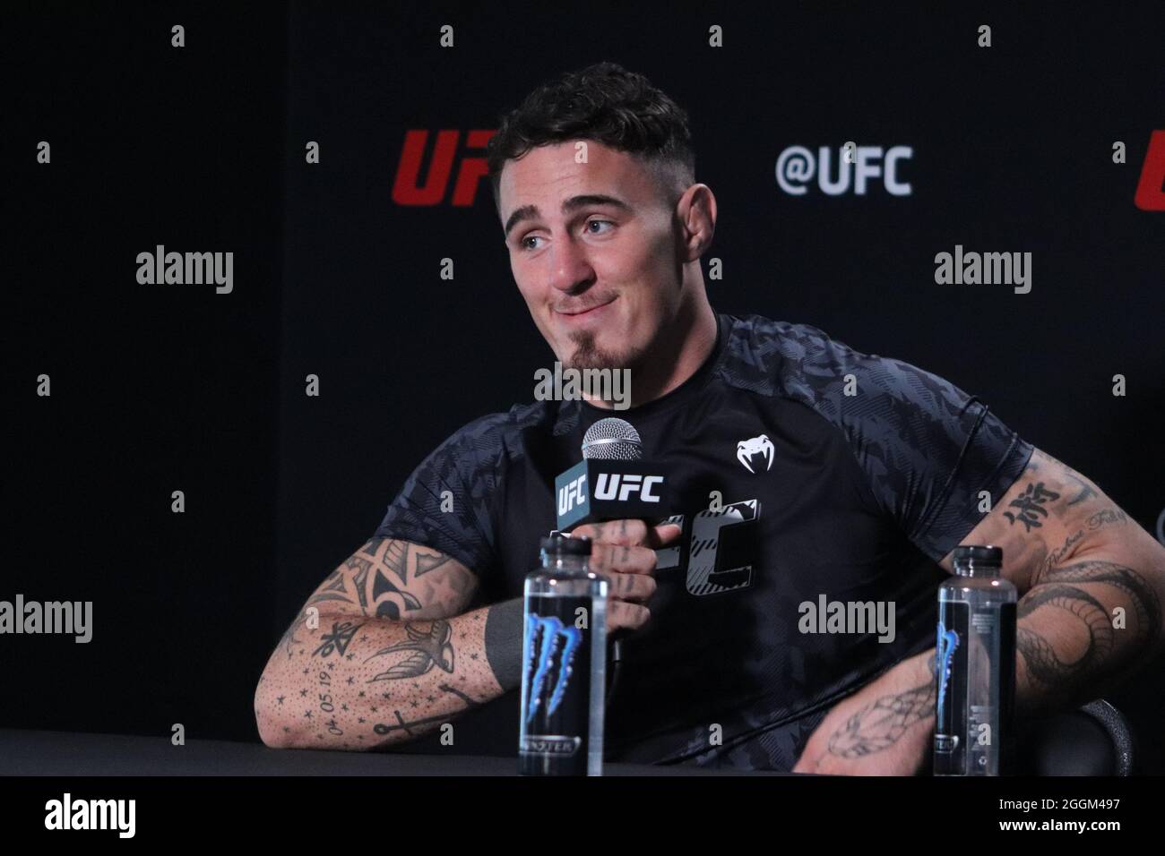 LAS VEGAS, NV - 1ER SEPTEMBRE : Tom Aspinall interagit avec les médias lors de l'UFC Vegas 36 : Brunson vs Till Media Day à l'UFC Apex le 1er septembre 2021 à Las Vegas, Nevada, États-Unis. (Photo de Diego Ribas/PxImages) Banque D'Images