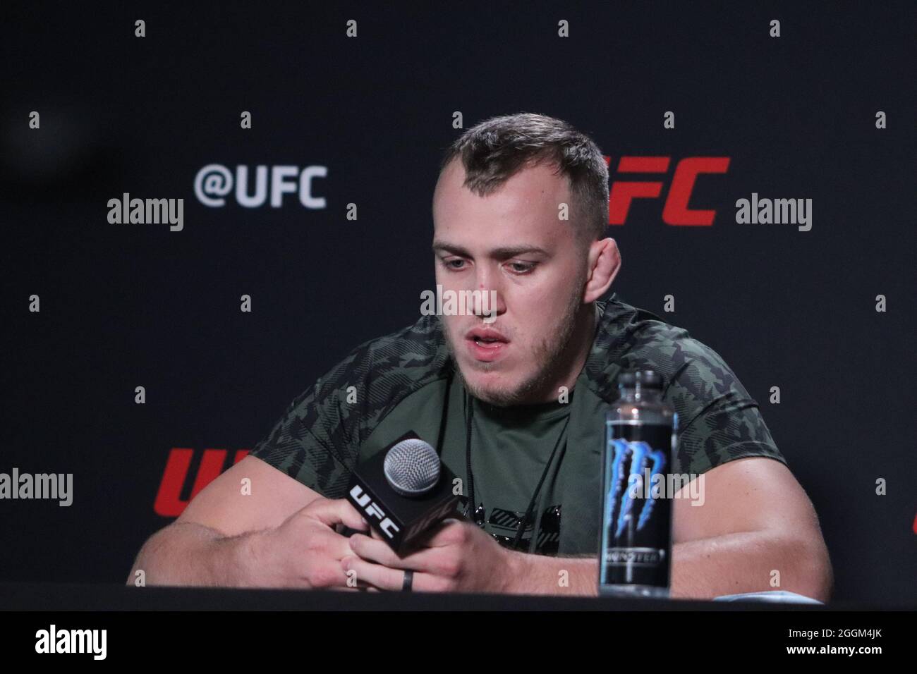 LAS VEGAS, NV - 1ER SEPTEMBRE : Sergey Spivak interagit avec les médias lors de l'UFC Vegas 36 : Brunson vs Till Media Day à l'UFC Apex le 1er septembre 2021 à Las Vegas, Nevada, États-Unis. (Photo de Diego Ribas/PxImages) Banque D'Images