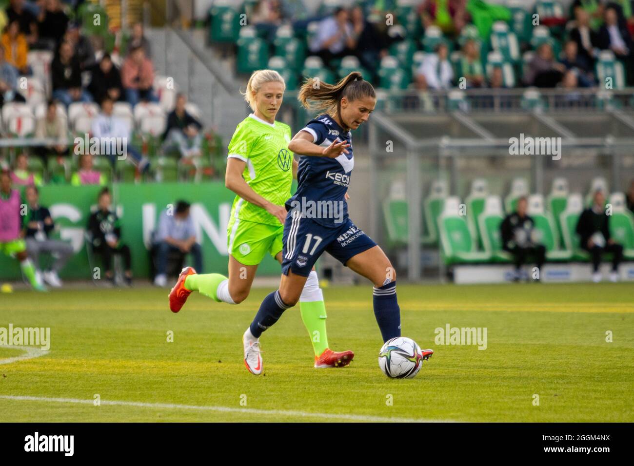 Wolfsburg, Allemagne. 1er septembre 2021. Eve Perisset (17 Bordeaux) et Rebecka Blomqvist (21 Wolfsburg) se battent pour le ballon lors du match de la Ligue des champions des femmes de l'UEFA entre VfL Wolfsburg et Girondins de Bordeaux à AOK-Stadion le 01 septembre 2021 à Wolfsburg, Allemagne Credit: SPP Sport Press photo. /Alamy Live News Banque D'Images