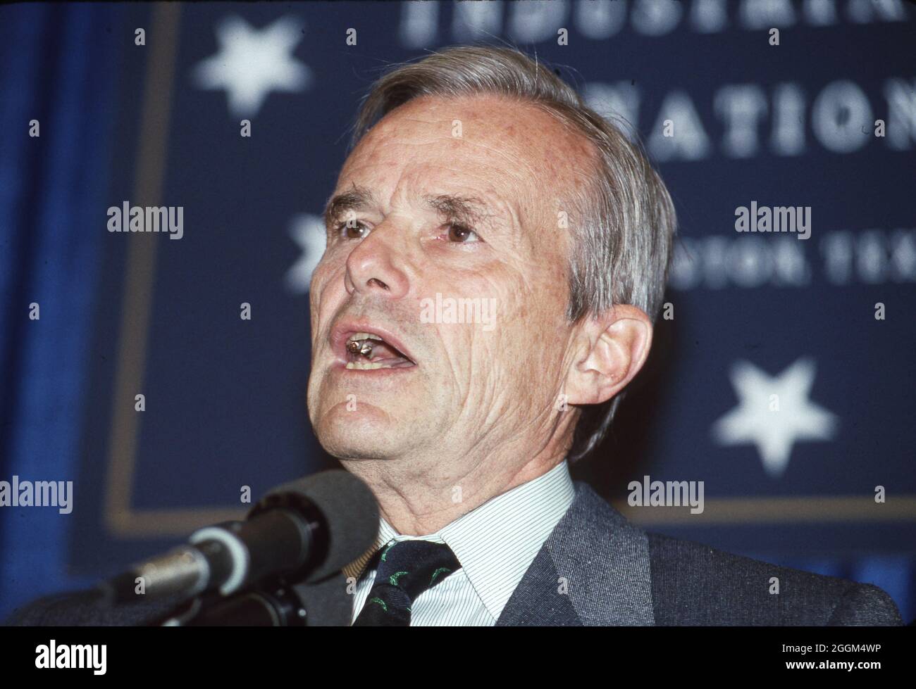 Houston Texas USA, juillet 1990: Le Secrétaire américain au Trésor Nicholas Brady s'adresse aux dirigeants du monde entier lors du Sommet économique de Houston des nations industrialisées. Le président George H. W. Bush a accueilli cet événement, également appelé le Sommet économique du G7. ©Bob Daemmrich Banque D'Images