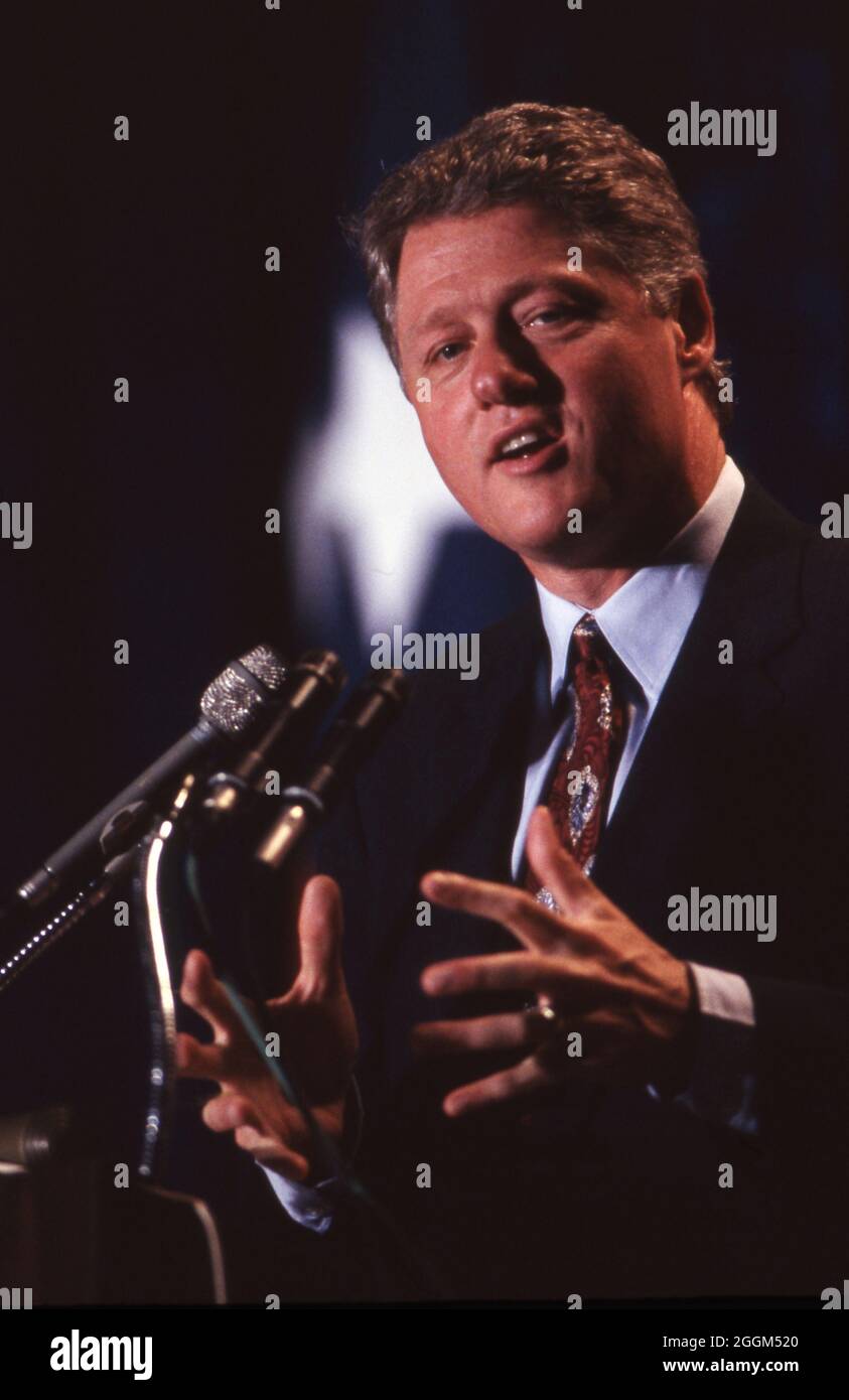 Austin Texas USA, 1991: Gouverneur de l'Arkansas et démocrate à l'espoir présidentiel Bill Clinton au Texas Capitol. ©Bob Daemmrich Banque D'Images