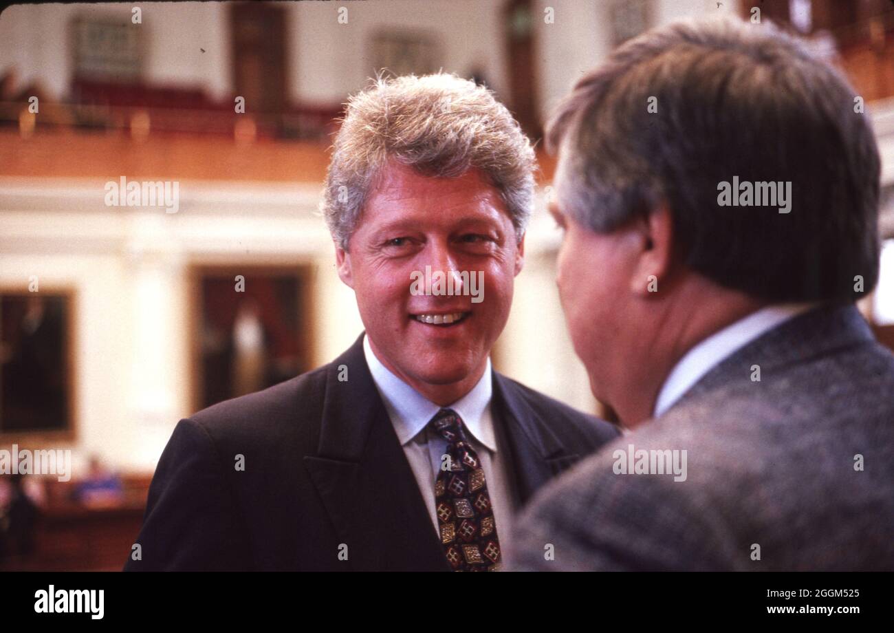 Austin Texas USA, 1991: Gouverneur de l'Arkansas et démocrate à l'espoir présidentiel Bill Clinton au Texas Capitol. ©Bob Daemmrich Banque D'Images