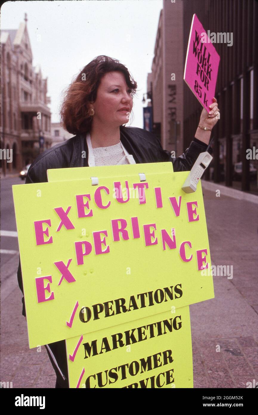 Austin Texas USA, 1993 femme utilisant coin de rue annonçant le centre-ville pour trouver un emploi pendant un ralentissement économique. ©Bob Daemmrich Banque D'Images