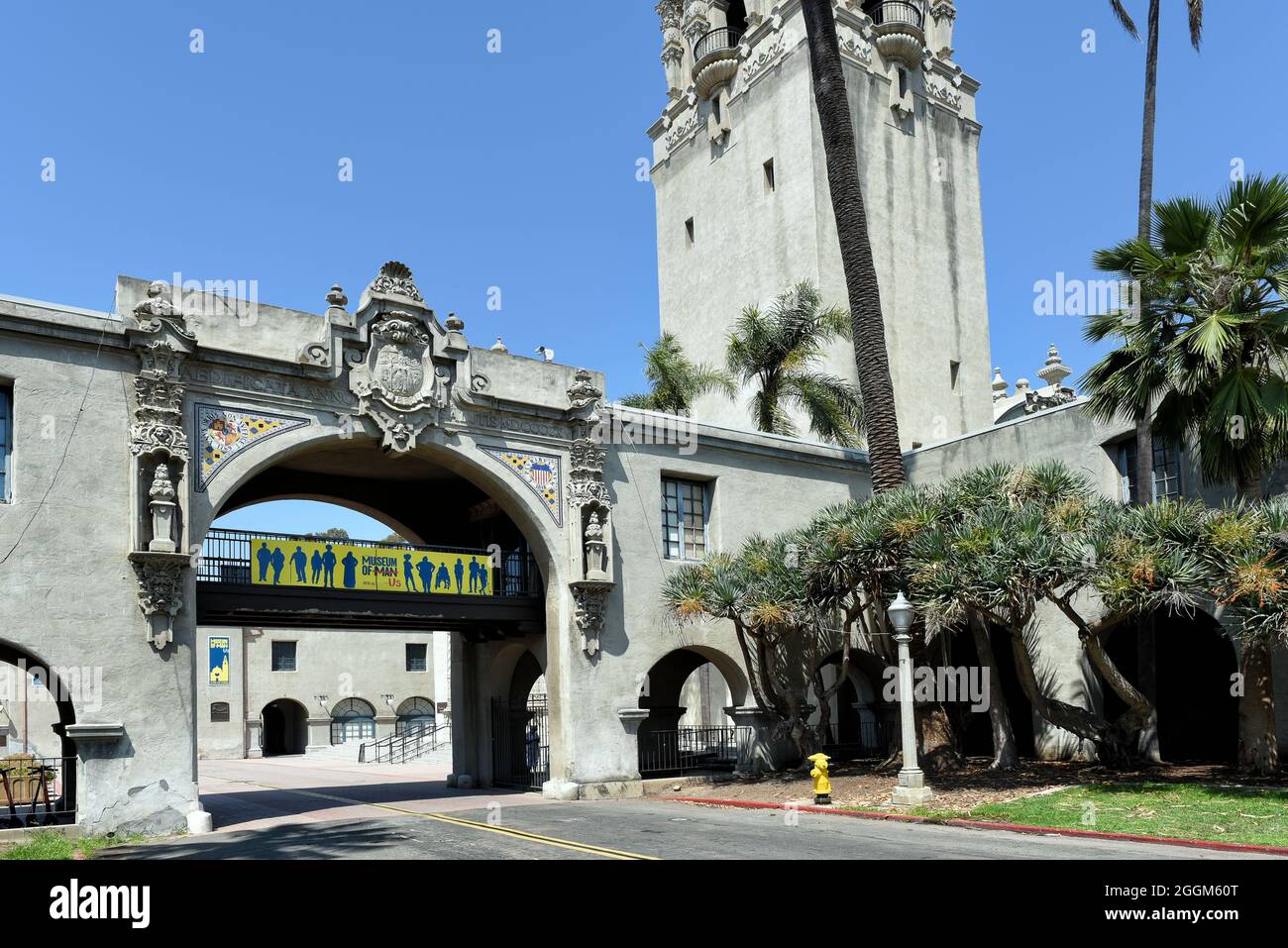 SAN DIEGO, CALIFORNIE - 25 AOÛT 2021 : bannière pour le musée de nous sur l'arche au-dessus du Prado, El Prado, Banque D'Images