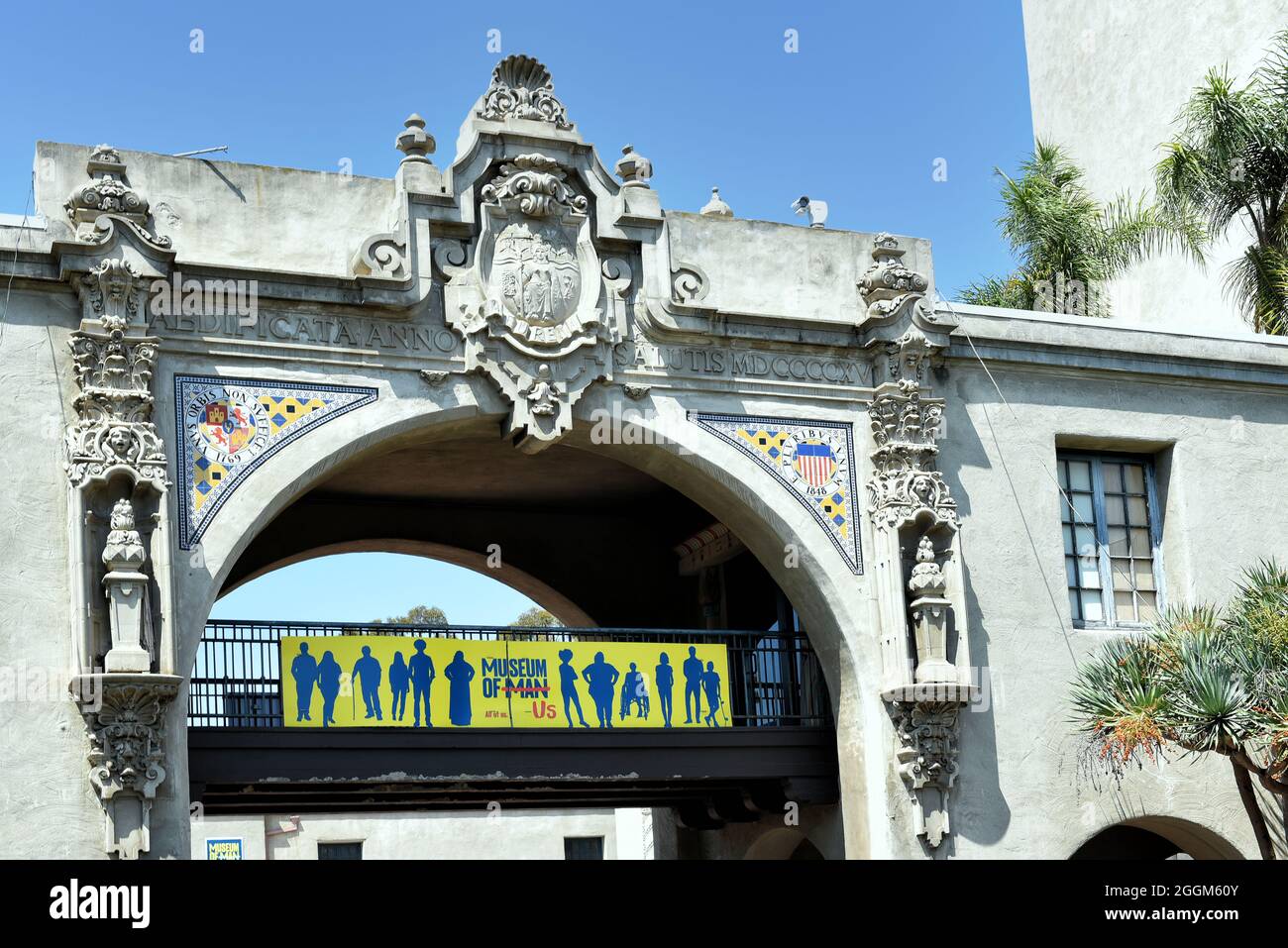 SAN DIEGO, CALIFORNIE - 25 AOÛT 2021 : bannière pour le musée de nous sur l'arche au-dessus du Prado, El Prado, Banque D'Images