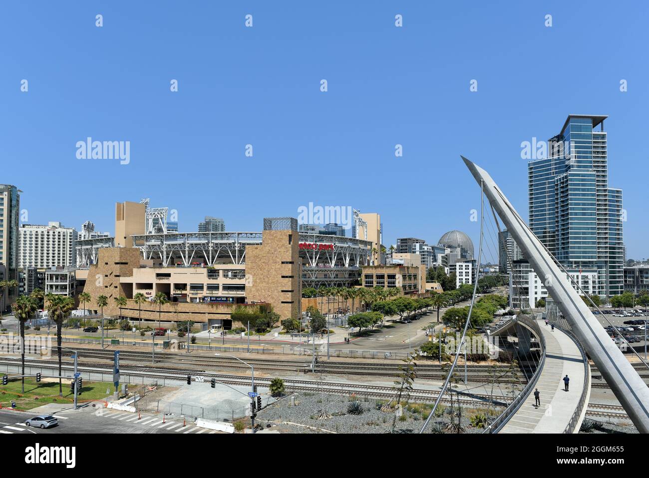 SAN DIEGO, CALIFORNIE - 25 AOÛT 2021 : Petco Park, stade de l'équipe de base-ball des San Diego Padres du pont piétonnier. Banque D'Images