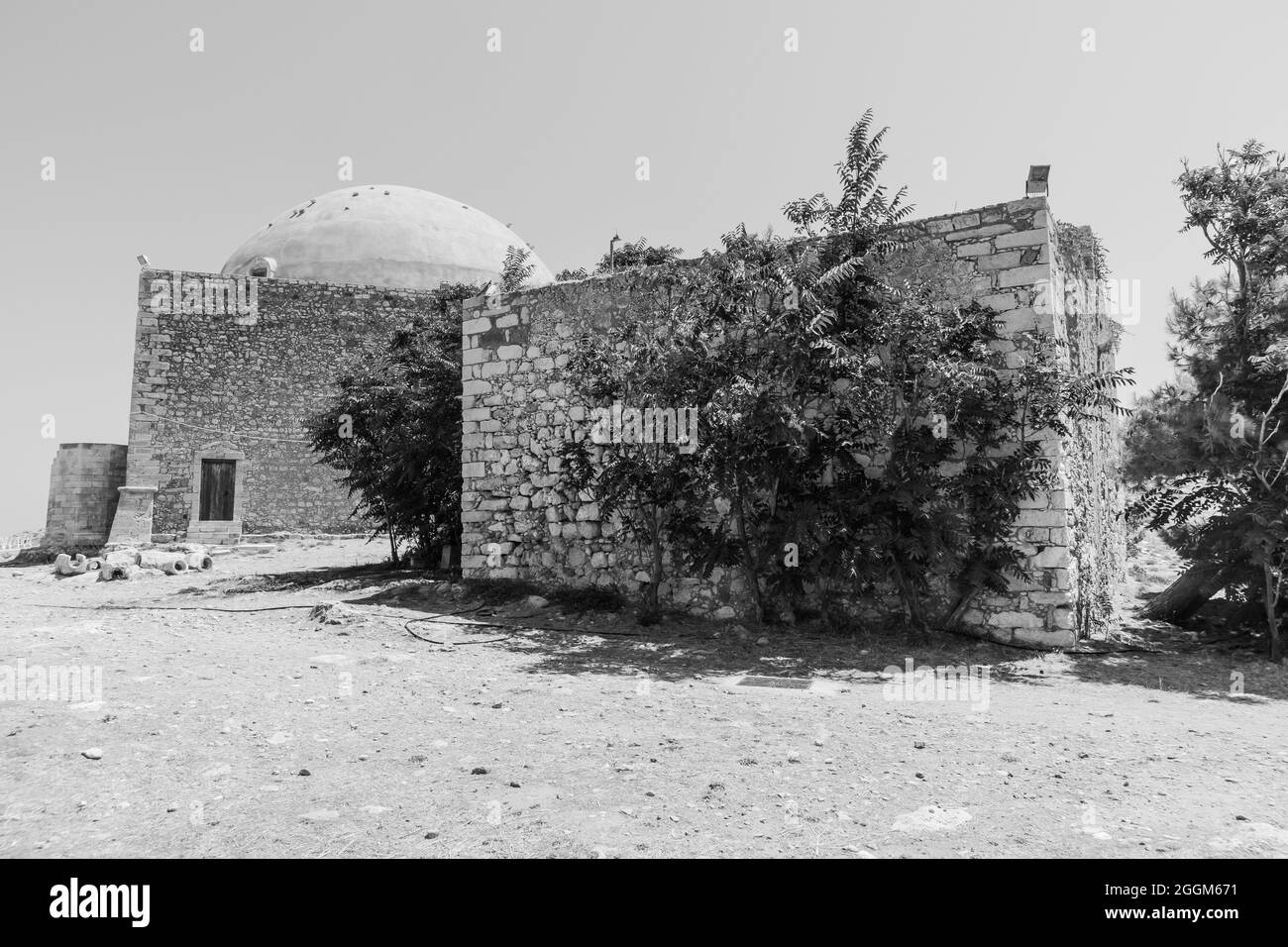 Photo en niveaux de gris de la mosquée du Sultan Ibrahim à la forteresse de Réthymnon en Crète, Grèce Banque D'Images