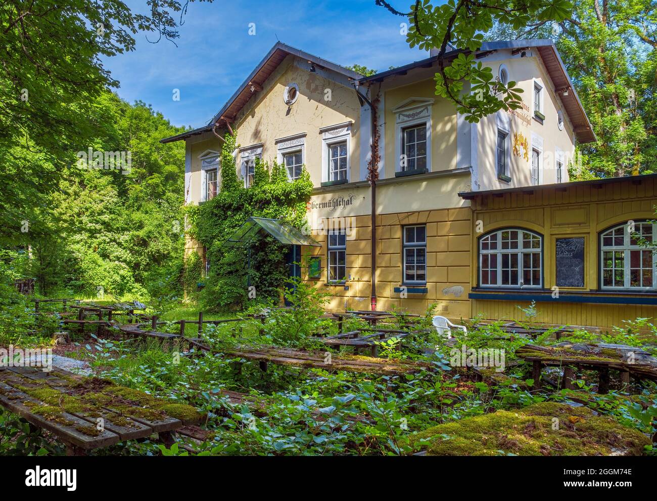 Place perdue, jardin de bière surcultivé avec des sièges couverts de mousse, Gasthof Obermuehltal, Bavière, Allemagne, Europe Banque D'Images