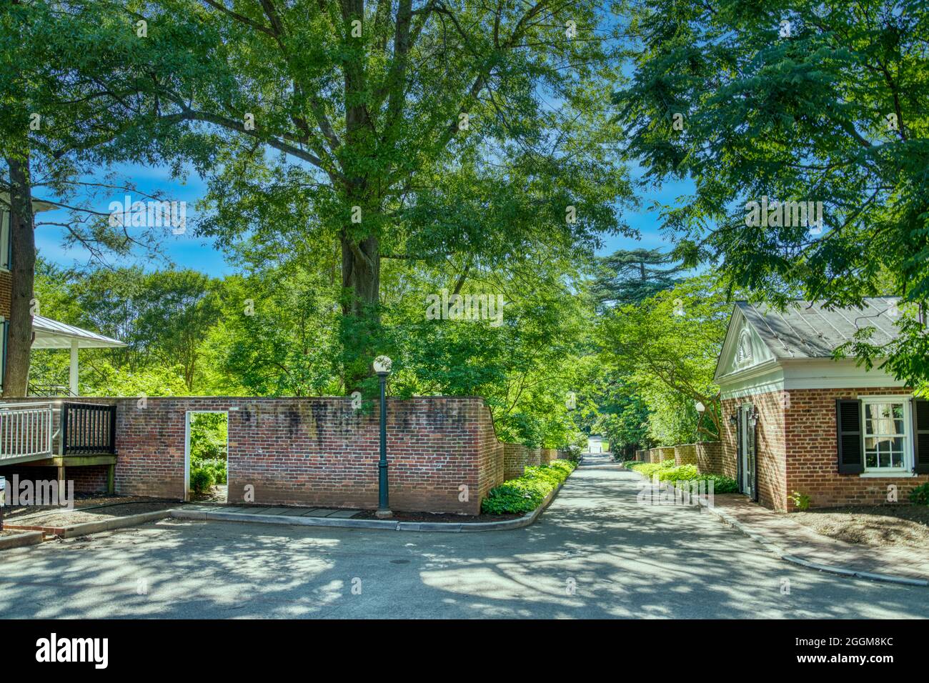 Entrée du jardin et voie derrière le pavillon ouest de l'Université de Virginie à Charlottesville. Banque D'Images