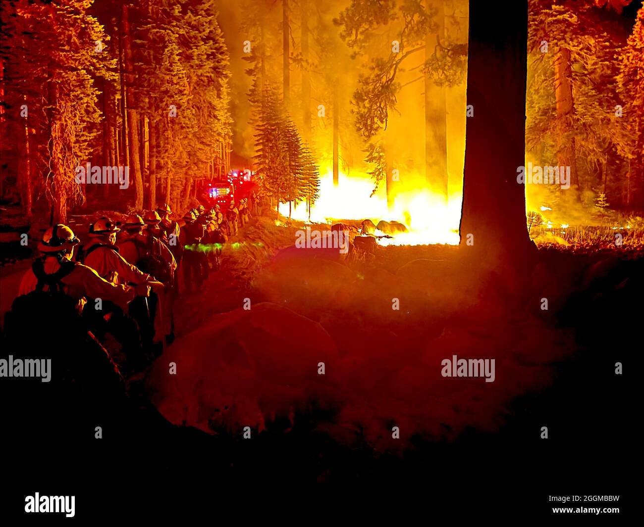 Une équipe de lutte contre les incendies à Mount Hough Road. Le feu de Dixie est un feu de forêt qui a brûlé Greenville (Californie) jusqu’au sol et a brûlé 844,082 acres à la fin du mois d’août 2021 dans les comtés de Butte, Plumas et Tehama en Californie. L'incendie, qui a débuté le 13 juillet 2021, est le plus grand complexe de feux enregistré de l'histoire de la Californie. Les conditions de sécheresse en Californie ont rendu la saison des incendies de 2021 extrême. Banque D'Images