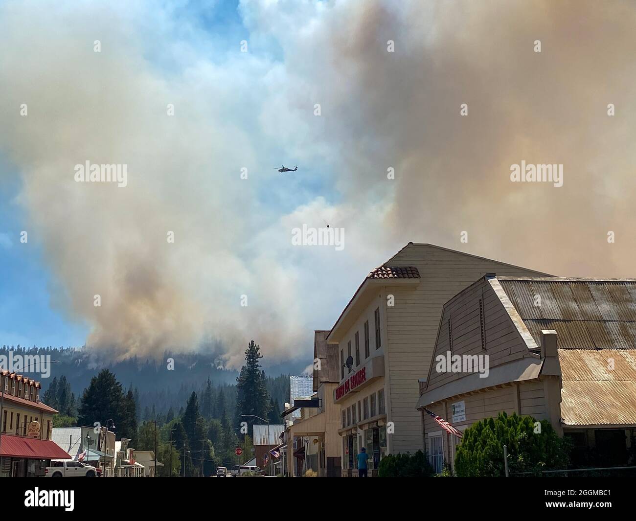 Fumée vue de main St, Greenville le feu Dixie est un feu de forêt qui a brûlé Greenville, Californie au sol et a brûlé 844,082 acres à la fin du mois d’août 2021 dans les comtés de Butte, Plumas et Tehama, en Californie. L'incendie, qui a débuté le 13 juillet 2021, est le plus grand complexe de feux enregistré de l'histoire de la Californie. Les conditions de sécheresse en Californie ont rendu la saison des incendies de 2021 extrême. Banque D'Images