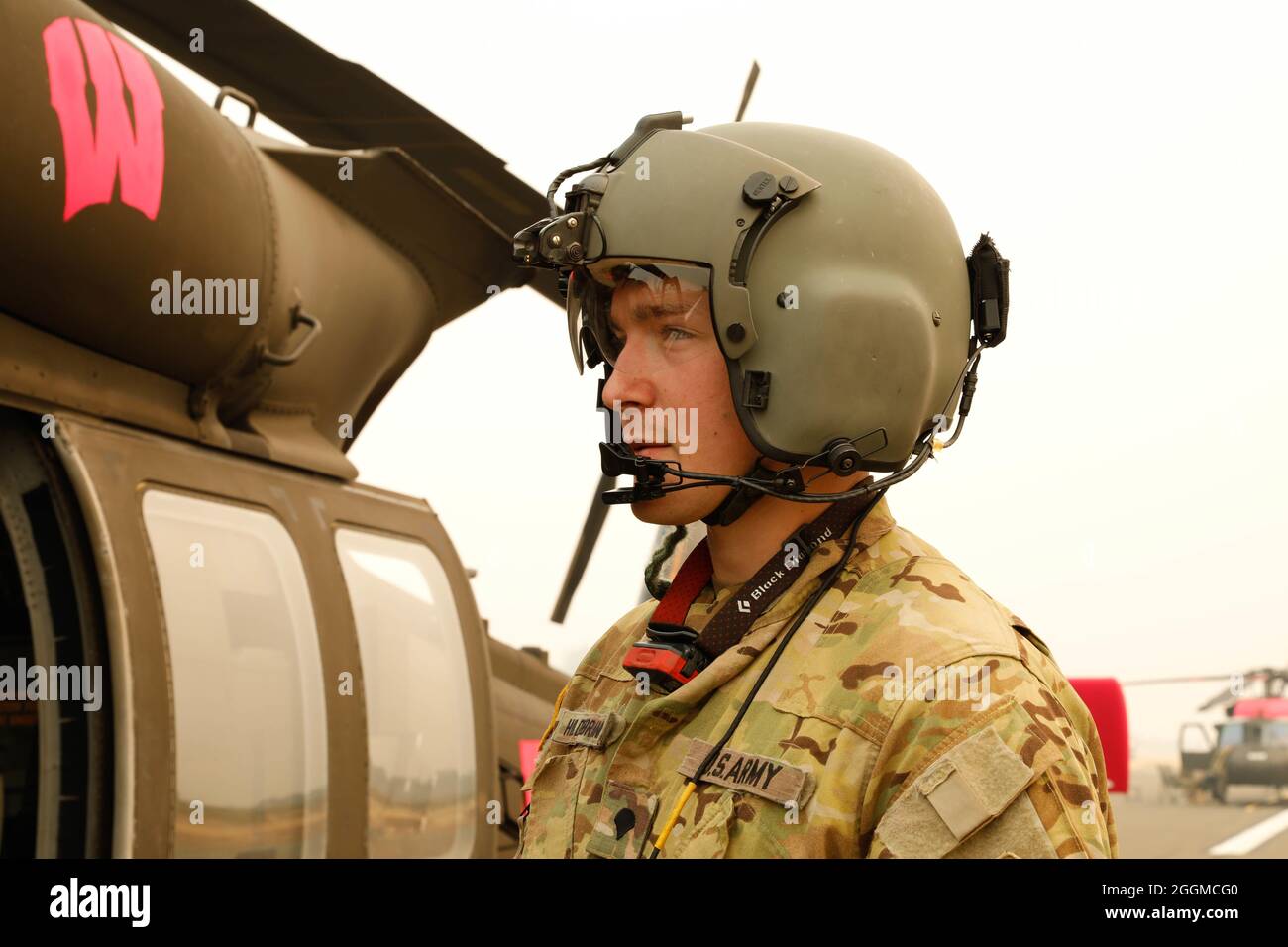 SPC de l'armée américaine. Carter Hildebrandt, un chef d’équipage UH-60 Black Hawk du 1er-147e Bataillon de l’aviation de la Garde nationale du Wisconsin, prépare l’avion pour les chutes de seaux au-dessus du feu Caldor à l’aéroport de Placerville, Placerville, Californie, le 20 août 2021. Le feu de Caldor a brûlé plus de 100,000 acres et menace actuellement plus de 17,000 structures. Banque D'Images