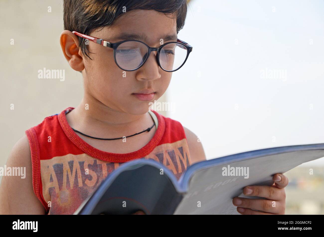 Garçon indien avec livre à portée de main Banque D'Images