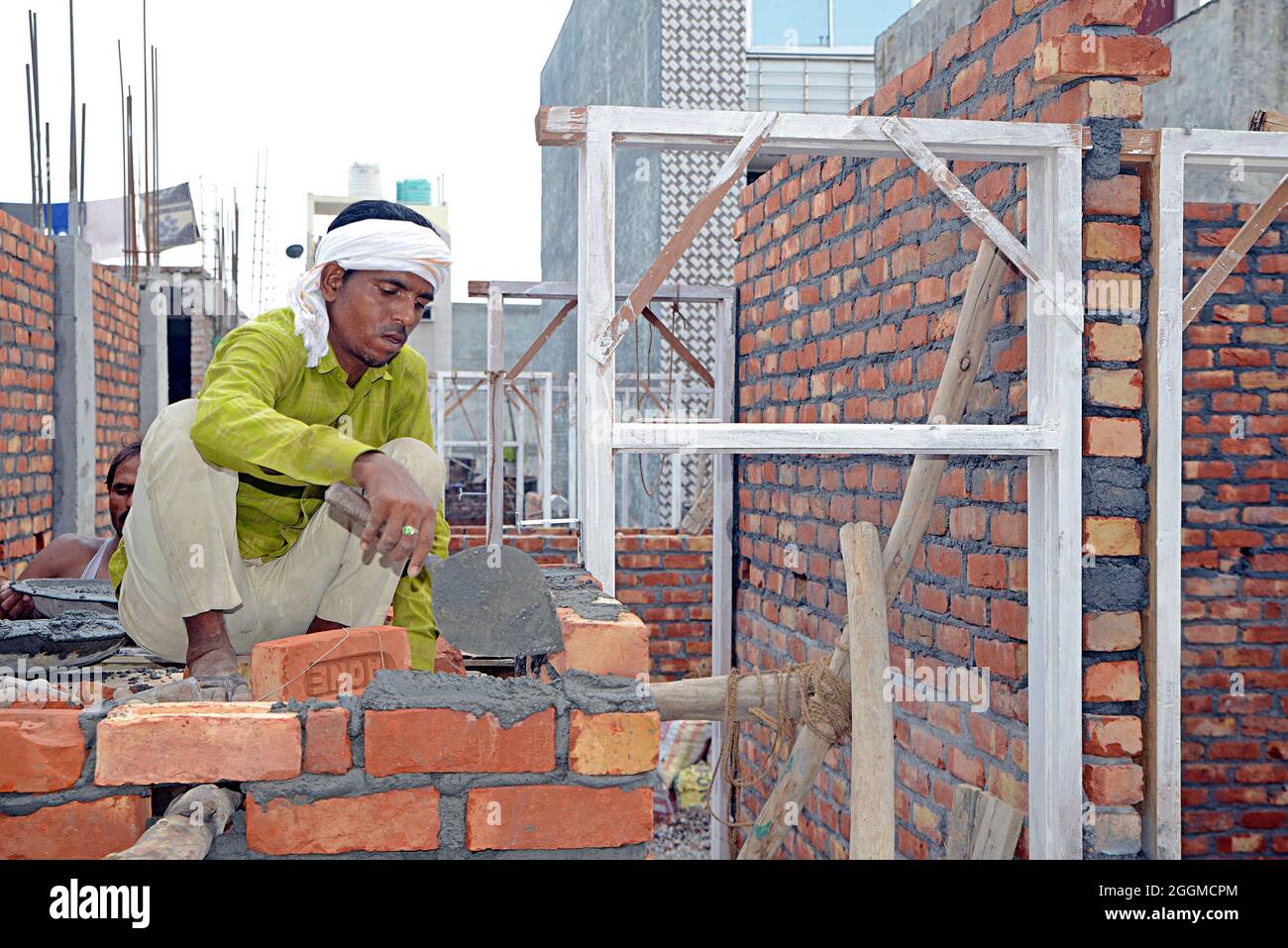 Travailleurs manuels effectuant un travail laborieux dans un chantier de construction rural à New Delhi, en Inde Banque D'Images