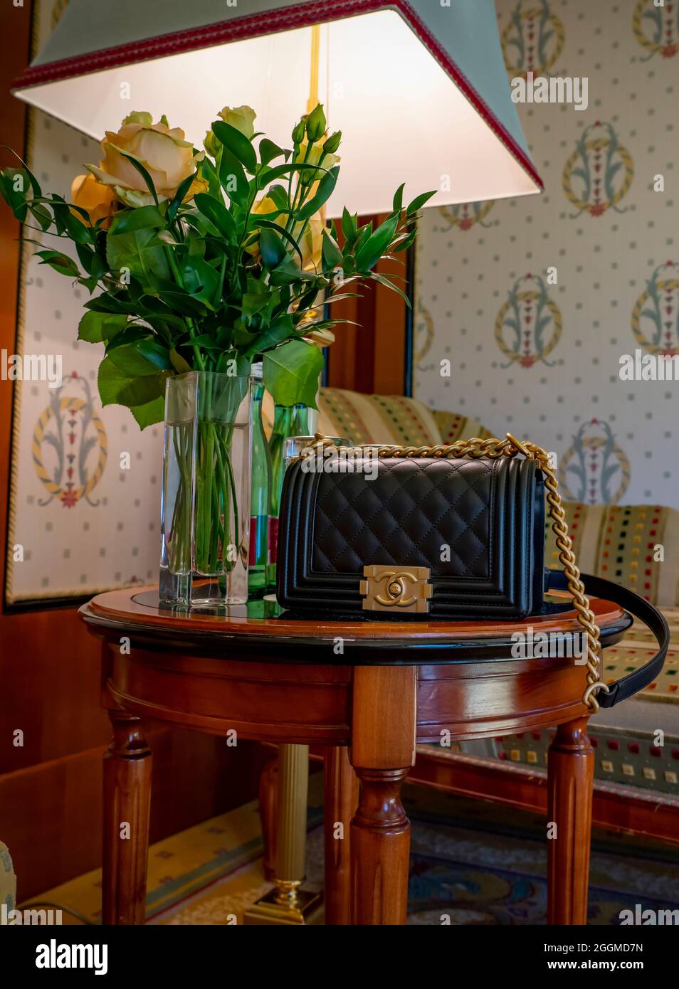 Venise, Italie juin 8 2019: Cuir noir sac Chanel garçon Chanel 8 pouces.  Chaîne or classique de luxe avec cuir noir Sac à main de luxe. Centre  commercial Photo Stock - Alamy