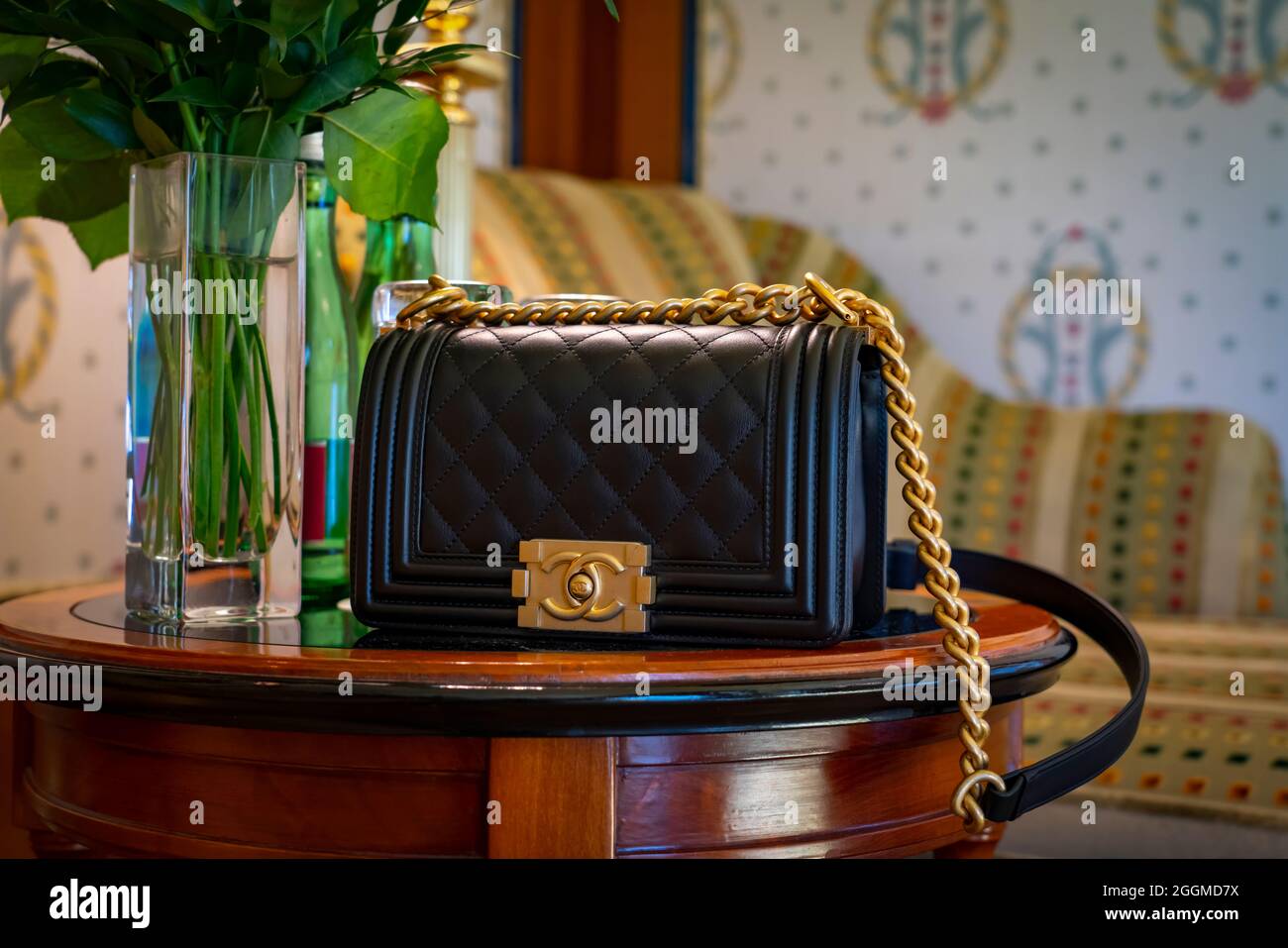 Venise, Italie juin 8 2019: Cuir noir sac Chanel garçon Chanel 8 pouces. Chaîne or classique de luxe avec cuir noir Sac à main de luxe. Centre commercial Banque D'Images