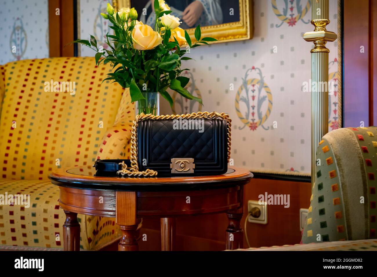 Venise, Italie juin 8 2019: Cuir noir sac Chanel garçon Chanel 8 pouces. Chaîne or classique de luxe avec cuir noir Sac à main de luxe. Centre commercial Banque D'Images