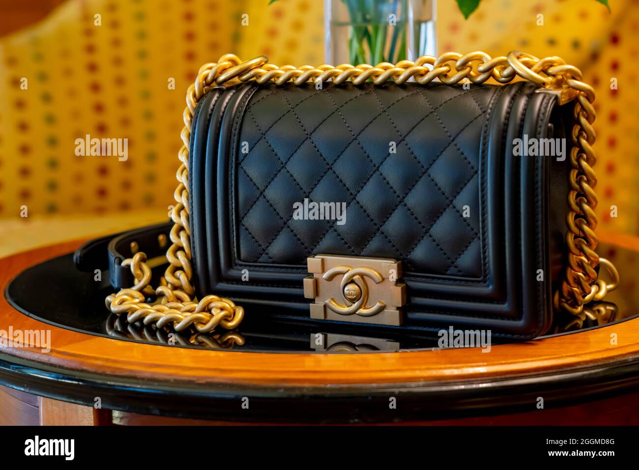 Venise, Italie juin 8 2019: Cuir noir sac Chanel garçon Chanel 8 pouces.  Chaîne or classique de luxe avec cuir noir Sac à main de luxe. Centre  commercial Photo Stock - Alamy