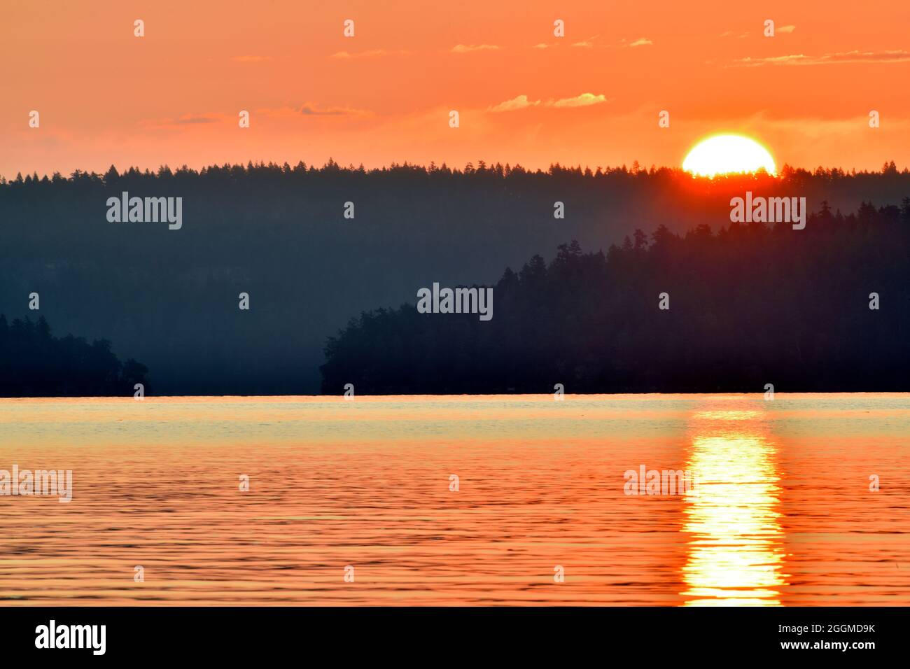 Un paysage de lever du soleil sur l'île de Vancouver, qui donne vers l'est, de l'autre côté du détroit de Georgia à l'île Thies, sur la côte de la Colombie-Britannique. Banque D'Images