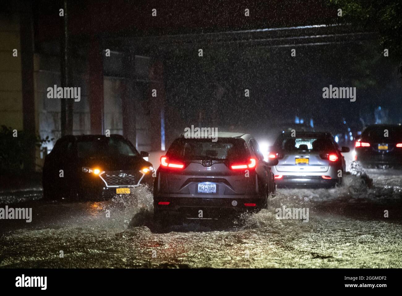 Staten Island, New York, États-Unis. 1er septembre 2021. Une tempête tropicale massive frappe la région de New York, créant des inondations et des voitures sur l'île Staten, New York. Crédit obligatoire : Kostas Lymperopoulos/CSM/Alay Live News Banque D'Images