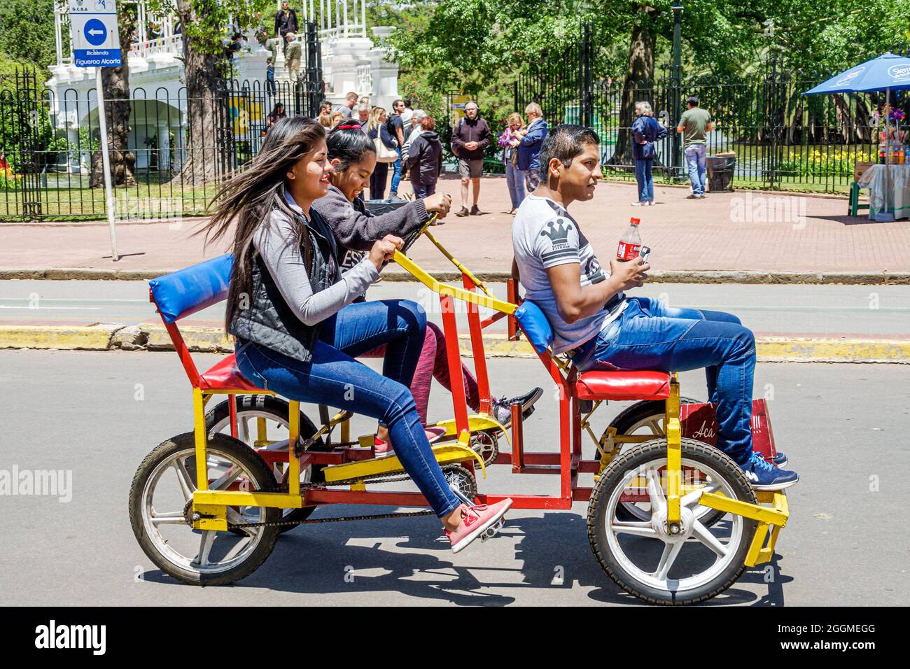 Buenos Aires Argentina,Boques de Palermo Parque 3 de Febrero parc public, quadricycle vélo à quatre roues vélo cavaliers, hispanique garçon filles t-shirt Banque D'Images