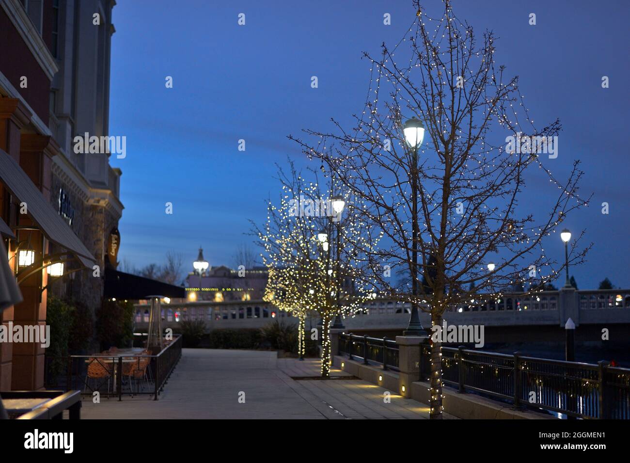 L'élégante promenade au bord de la rivière décorée pour la saison des fêtes, Napa CA Banque D'Images