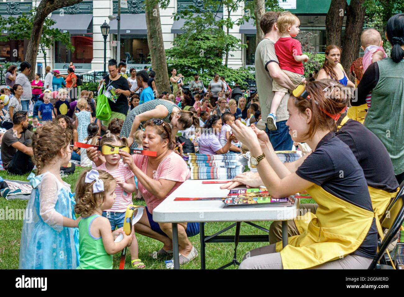 NY NYC, New York City, Manhattan Madison Square Park Farragut Lawn, concert gratuit pour enfants série musicale interactive, femme hispanique filles enfants été Banque D'Images